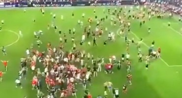 Totalni kaos u Salzburgu i Beogradu: Navijači Crvene zvezde masovno ušli u teren, napokon i oni u Ligi prvaka