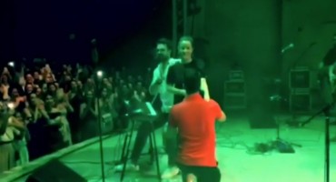 Hercegovac rastopio Dalmatince romantičnom prosidbom na Grašinu koncertu