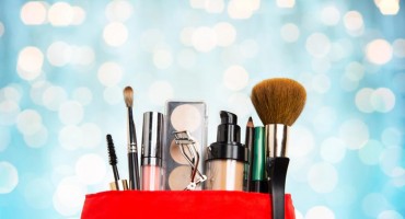 10 beskorisnih stvari koje žene drže u kozmetičkim torbicama  