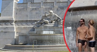 Bez srama: Britanci se skinuli k'o od majke rođeni u fontani najpoznatijeg talijanskog spomenika