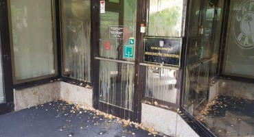 Vrata Ministarstva zdravstva gađali jajima: 'Kujundžiću, vrijeme je da odete!'