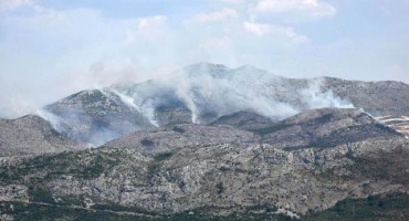 Požar u Ravnom na nepristupačnom terenu i dalje aktivan