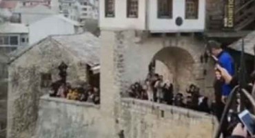 Državljanin Saudijske Arabije teško ozlijeđen prilikom skoka sa Starog mosta