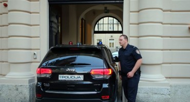 PALI PRVI BANDIĆEVI SURADNICI - vozači, šefica, kralj 'Adventa'