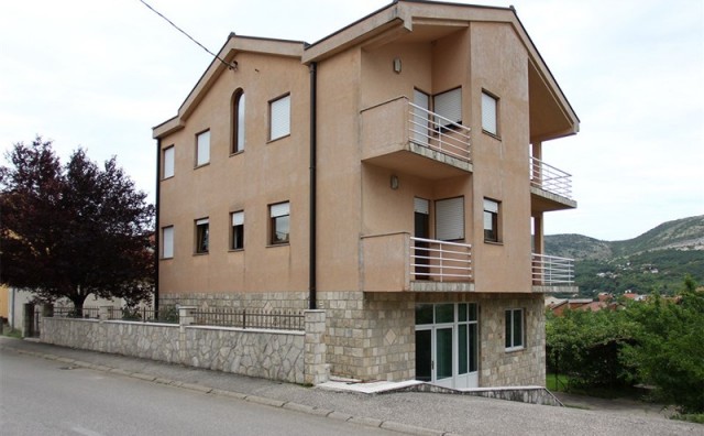 Mostar: Prodaje se kuća s poslovnim prostorom i dva stana u Cimu 