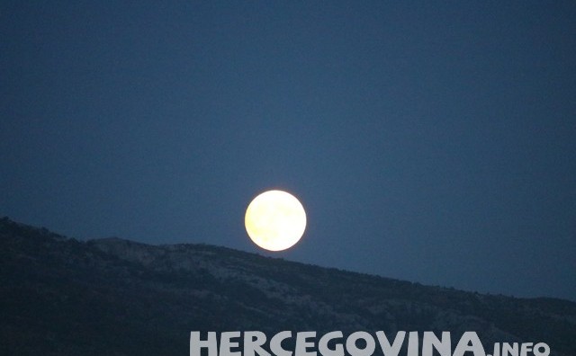 Pogledajte slike punog Mjeseca iznad Mostara