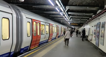 Majka koja je gurala kolica spotaknula se i pala na tračnice netom prije dolaska vlaka