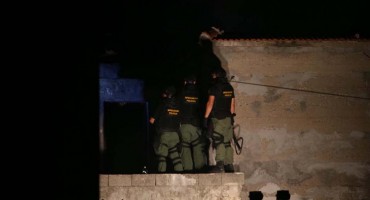 Završila drama u dolini Neretve: Muškarca koji je zapalio kuću i ozlijedio policajce spustili s krova