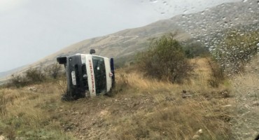 Vozilo Hitne medicinske pomoći sletjelo u Šujici!
