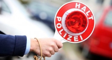 Urnebesna snimka: Izazvala nesreću pa htjela pobjeći i udarila još jedno vozilo