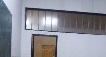 Učenici sjede u učionici bez prozora, na puknutim stolicama