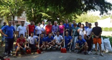 Predsjednik Vlade HNŽ-e Nevenko Herceg sudjelovao u akciji čišćenja Mostara