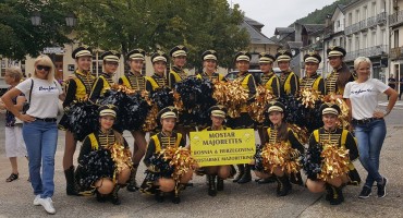 Mostarske mažoretkinje:Svečani defile ulicama grada Mostara