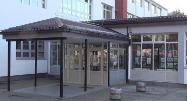 Brčko: Učenik skočio kroz školski prozor