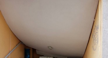 Mostar: Pao strop na ulazu u zgradu u strogom centru grada