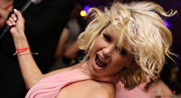 Maja Šuput umalo pala na koncertu