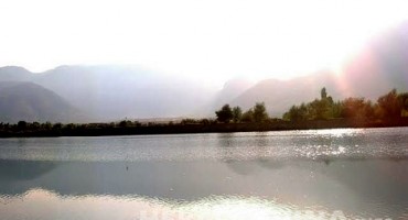 Pogledajte Mostarsko jezero obasjano sunčevim zrakama