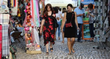 turisti u starom gradu