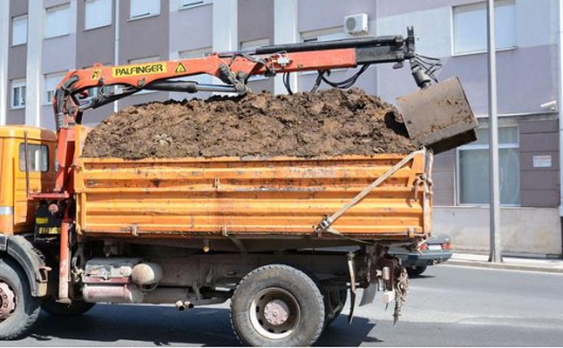Kamion pretovaren stajskim gnojivom u gužvi kroz središte Mostara