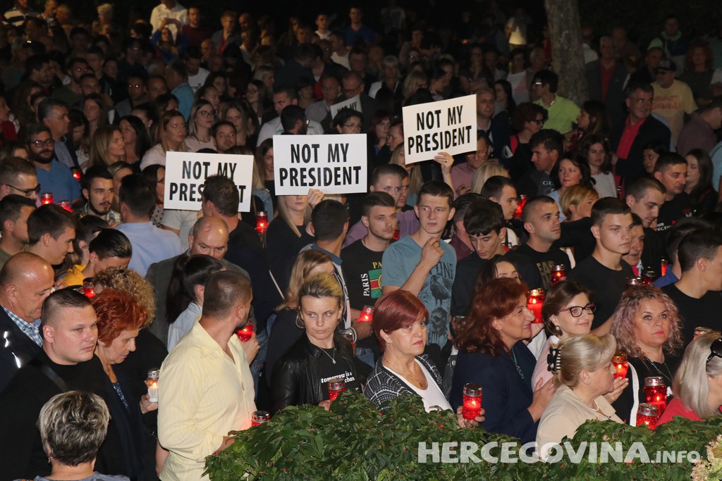 Mostar: Pogledajte kako je bilo večeras na prosvjedu protiv Komšića