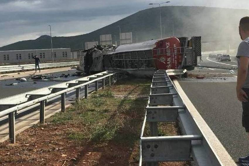 Normaliziran promet na Bijači nakon pogibije vozača prilikom prevrtanja cisterne
