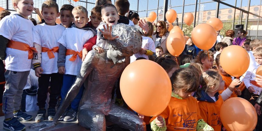 Šibenčani za 54. rođendan Dražena Petrovića pustili u zrak 54 balona