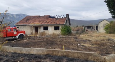 U Mostaru izgorjela  kuća koja je već paljena u veljači 