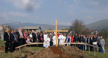 Blagoslovljen kamen temeljac za katoličku crkvicu u Bosanskom Petrovcu