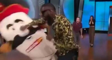 Boksački prvak Wilder slomio čeljust maskoti u emisiji uživo: Voditeljima je bilo smiješno