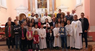 Biskup Komarica krstio 7. dijete obitelji Kazimira i Stanislave Kasalo