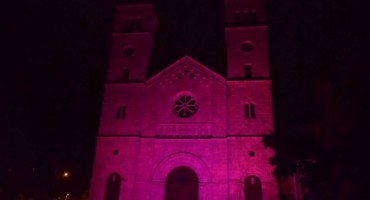 Širokobriješka crkva zasjala u ružičastoj boji