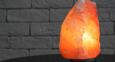 Himalajska solna lampa: može li vam pomoći lakše disati i bolje spavati?