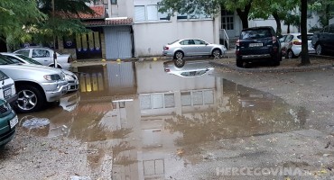 Mostar jutros pod vodom, poplavljen  veliki dio grada