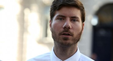 Pernara izbacili iz sabora, derao se dok su ga nosili.