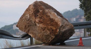 Ogromne kamene gromade odronile se na cestu kod mjesta koje je potpuno uništio požar