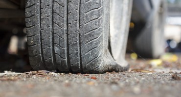 Maloljetnik probušio gume na 53 automobila