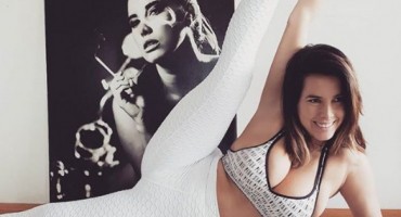 Nives Celzijus raširila noge u bijelim helankama, a grudi joj skoro ispale 