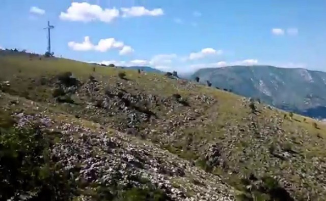 A narod stoji. Krv svoju prolijeva, ali se iz krvi ponovo rađa i korijenje