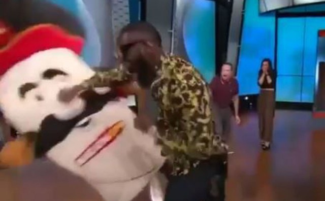 Boksački prvak Wilder slomio čeljust maskoti u emisiji uživo: Voditeljima je bilo smiješno