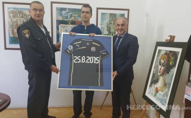 Mostar: Matej dobio na poklon dres svog najdražeg nogometaša