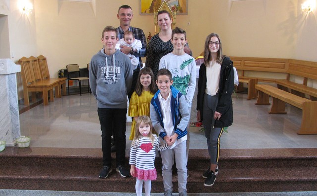 Krštenje sedmog djeteta u obitelji Pušić iz mostarskog naselja Vojno