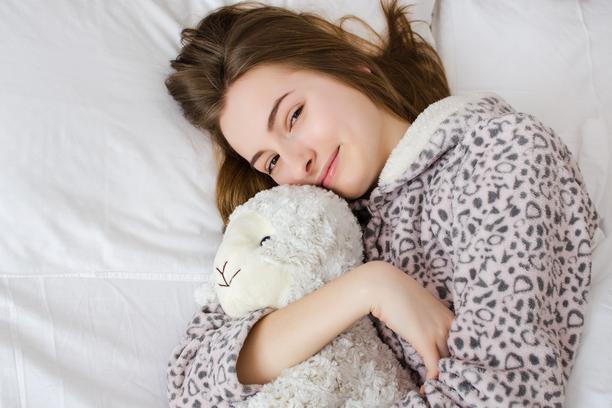 Stručnjaci otkrivaju je li normalno spavati s plišanim igračkama u odrasloj dobi