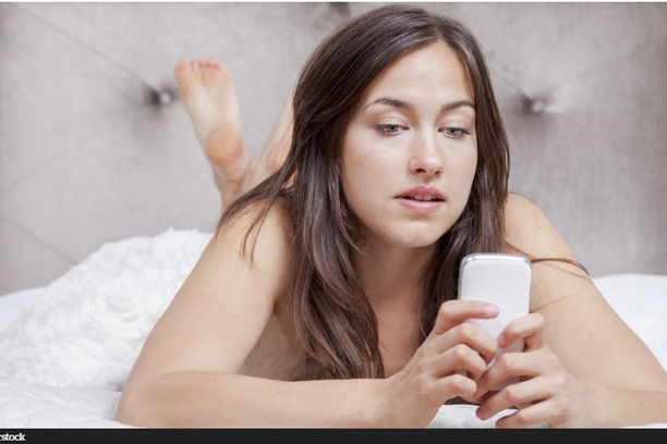 Je li pogreška pogledati u poruke na mobitelu partnera?