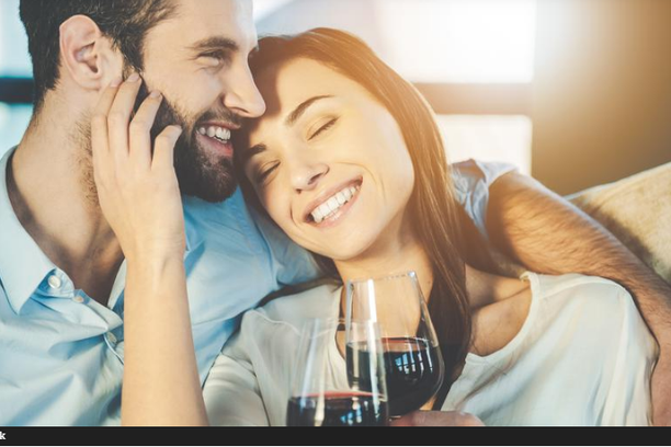 Još jedna izlika za čašicu vina: Od njega je seks bolji!