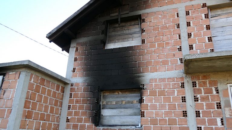 Tko je sinoć zapalio dvije hrvatske kuće u Vitezu?