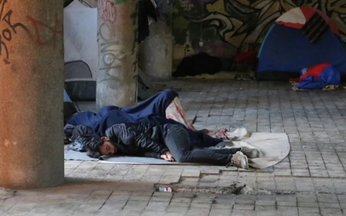 Migranti se okupljaju ispred škole i slikaju djevojčice!