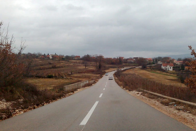 Uz cestu Mostar – Čitluk – Ljubuški mijenja se širina zaštitinog pojasa sa 10 na 20 metara