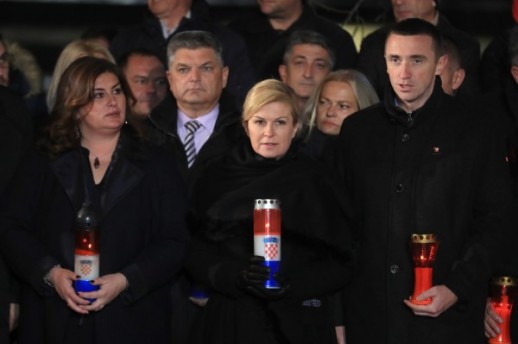 Predsjednica Grabar-Kitarović zapalila svijeće u Lovasu i ispred vukovarske bolnice