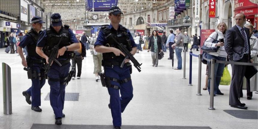 Policija hitrom operacijom evakuirala putnike londonske zračne luke zbog 'sumnjivog paketa'