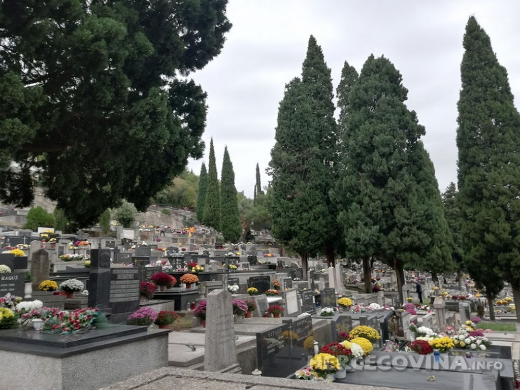 Veliki broj Mostaraca danas obilazi grobove svojih najmilijih